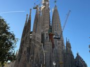 中心の塔に十字架をつける工事の真っ最中でした