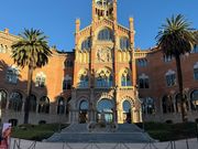 サンパウ病院の正面で