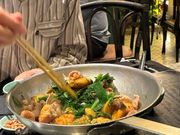 ガイドのザンさん自ら炒めてくれました