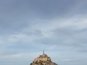 シャトルもありますが歩いて少しずつ近く大きくなっていくモン・サン・ミシェルを見るのが好きです。