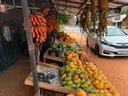 露店のマンゴーとバナナ