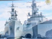 窓越しの自衛艦