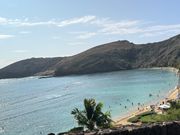 ハナウマベイは環境が整備され、本来の美しい湾に魚が無数におよいでいた。