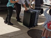 受付は日本語OK、荷物もドライバーが積んでくれます。