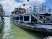 クルーズ船でハロン湾を移動