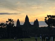 日の出のアンコールワット