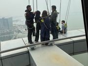 タワーの横を歩くやつ？