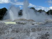 間欠泉が吹き出していました