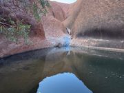 Muṯitjulu Waterhole（ムティジュル滝）朝方の大雨で水が流れていました。