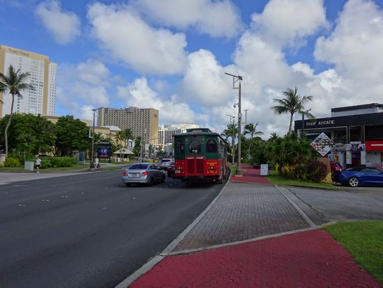 赤いシャトルバス