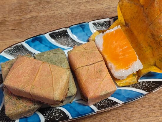 葉の裏側で包んだものが多かった！開くと紅葉！