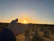 ピナクルズを見ながら夕陽が沈む瞬間を静かに待ちます。