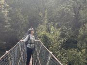 この吊り橋から美しい滝を見ることができました。