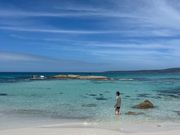 ターコイズブルーの素晴らしい海。ビーチの砂は踏みしめると音が鳴るほど細かく綺麗です。