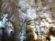 ティンクイン鍾乳洞は、圧巻です。途中は階段がありますが、特に足が悪い人でなかれば、歩けます。