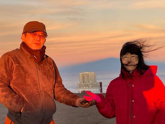 マウナケア山頂からスバル天文台とマウナケアの山陰