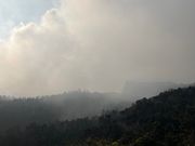 3日前に大きな噴火をした後だからなのかこの日は煙が立ち込めて幻想的でした