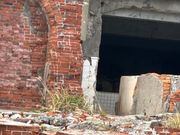 工員が使っていたお風呂の白いタイルが見えます