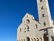 アドリア海の青さとトラーニ大聖堂のコラボにうっとり。。。