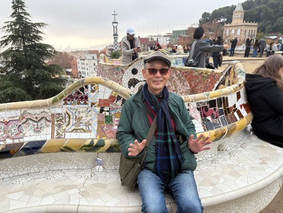 タイルで装飾された石のベンチ