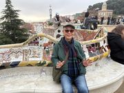 タイルで装飾された石のベンチ