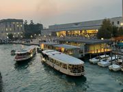 夕暮れのリアルト橋から見えるサンタルチア駅