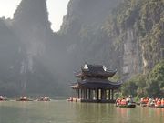 ウォーターディンの近くまで小舟で近づけます