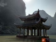 水辺に浮かぶウォーターディン（水上寺）