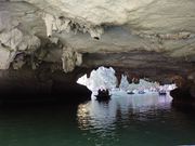 小舟に乗換え、洞窟の中を潜って進めます。