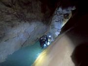 せまい洞窟の中へ。