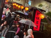 九份で人気の阿妹茶楼前にて