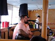 ウクレレとギターによる生演奏。リクエストも可