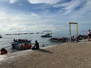 ジンベイザメを見るためのボート乗り場