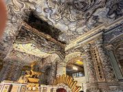 カイディン帝廟の本室。ガラス細工が見事です。