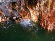 三段壁洞窟(潮吹岩)