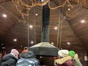 ソリ体験前の待ち時間はロッジ