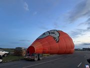 夜明け前からゆっくり膨らんでいく気球