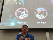 ご自身の経歴を説明されているKenneth D Cameron さん