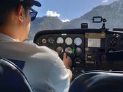 操縦席で実際の操縦