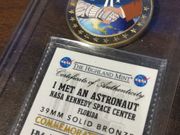 参加記念のメダル(表面と添付の参加証明書)