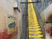 この階段以外の楽なコースで登りました。