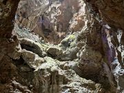 歩きで洞窟体験も