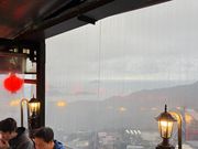 茶楼の窓際の席