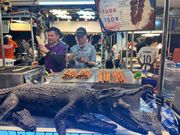 ナイトマーケットでワニの串焼きを食べました！