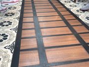 列車の床は線路模様