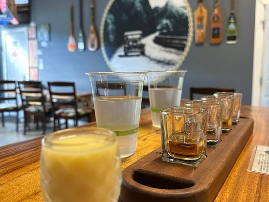 手前のパイナップルグラスのカクテルは是非トライしてください！