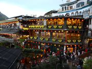 海悦楼茶坊入口前にて