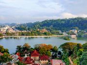 ホテルからのキャンディの街並み