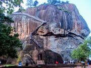 シーギリヤロック…ここら辺りが中間地点