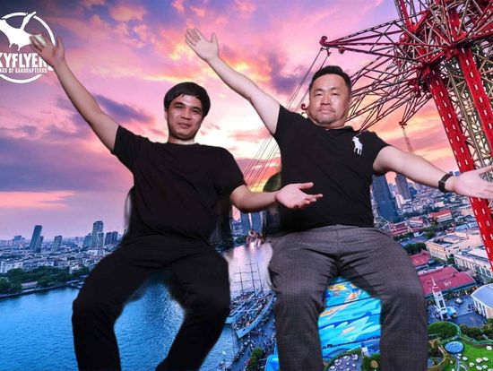 合成写真は何回も撮影OKで、1枚100バーツで印刷してくれます